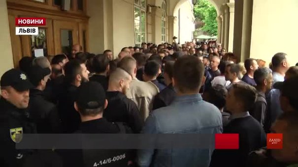 Власники МАФів із псевдоактивістами штурмували львівську Ратушу