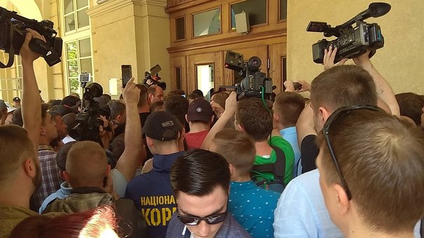 Група псевдоактивістів штурмом захопила Львівську міськраду
