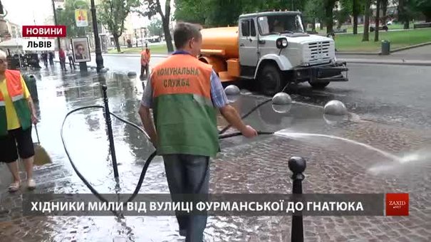 Через спеку у Львові почали мити тротуари