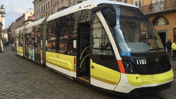 Львівська міськрада погодила отримання 24 млн євро кредиту на нові трамваї та автобуси
