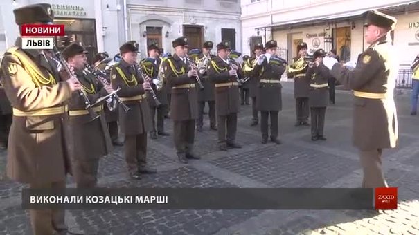 У середмісті Львова просто неба заграв військовий оркестр до Дня Збройних сил України