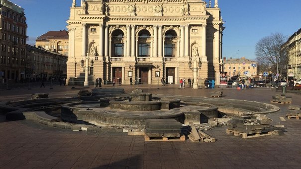 У Львові почали демонтаж фонтану перед Оперним театром 
