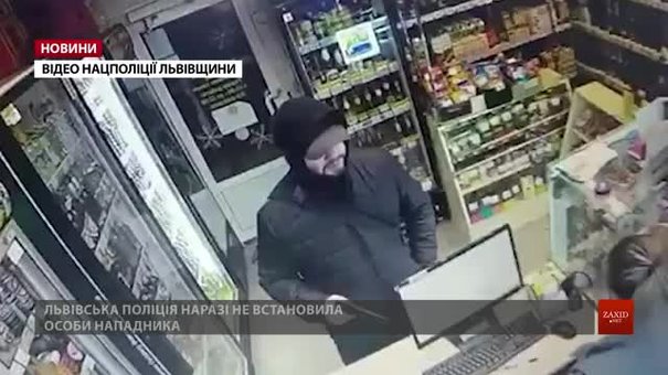 З’явилось повне відео збройного пограбування алкомаркету у Львові