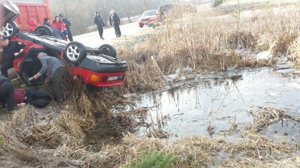 Audi 80 з тілами чотирьох молодих хлопців знайшли в озері на Яворівщині