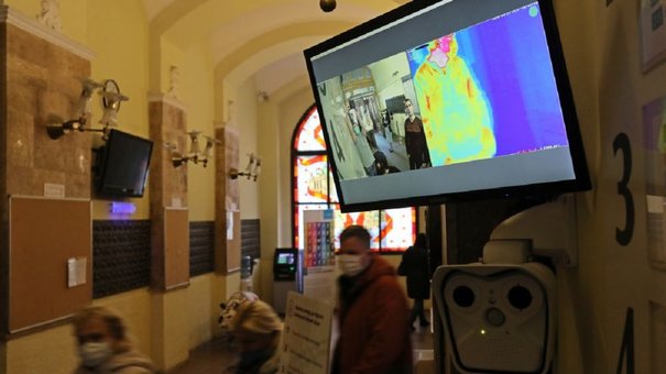 У львівській мерії тестують систему дистанційного вимірювання температури відвідувачів