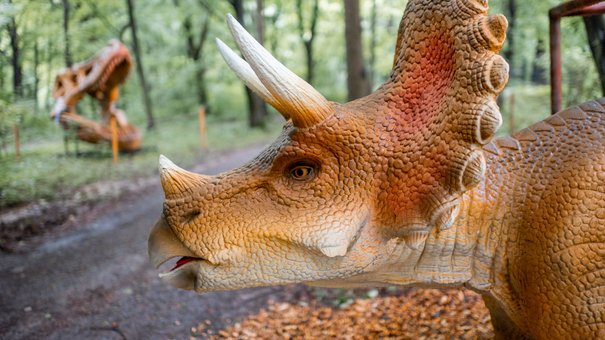 У парку розваг УРУРУ біля Львова можна побачити велетнів-динозаврів