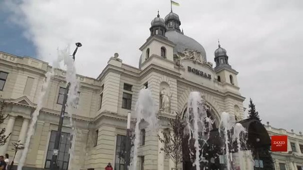 Біля головного вокзалу у Львові запрацював фонтан