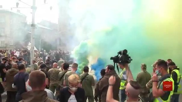 Група псевдоактивістів із фаєрами та петардами вимагала відставки начальника львівської поліції