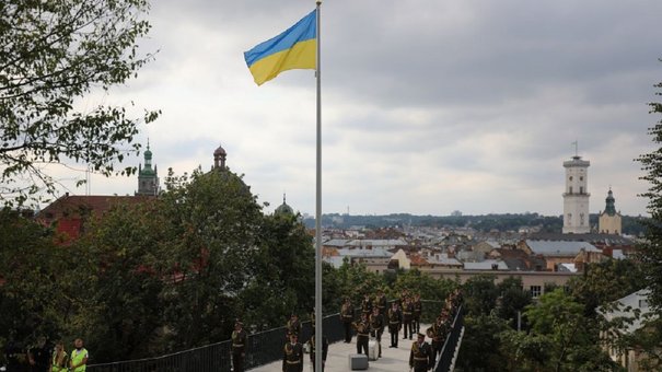 Над Меморіалом Героїв Небесної сотні у Львові урочисто підняли прапор