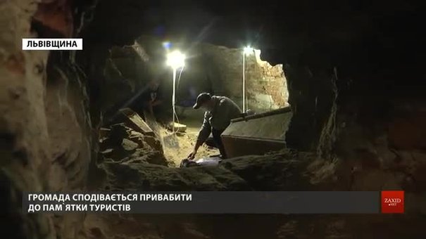 Археологи досліджують поховання у підземних криптах костелу XVII ст. у Комарному