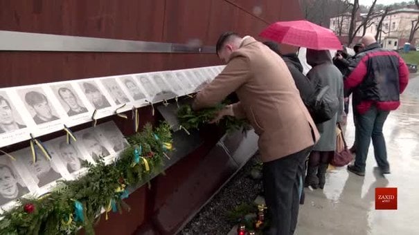 Родини Героїв прикрасили Меморіал пам'яті Небесної сотні у Львові до новорічно-різдвяних свят