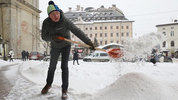 Понад 150 працівників міськради розчищали лопатами центр Львова