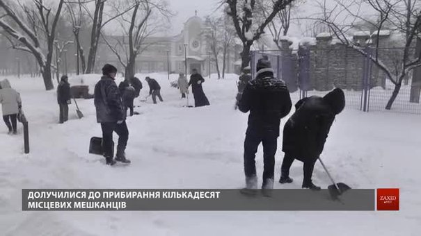 Львів’яни допомагають комунальникам розчищати місто від снігу