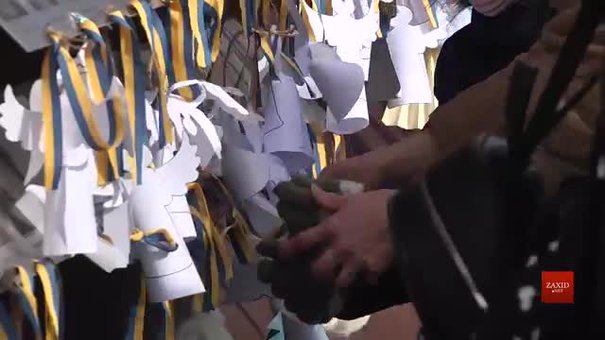 Львівські школярі розвісили паперових ангелів на Меморіалі Небесної Сотні