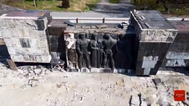 У Львові почали демонтаж барельєфів Монумента слави