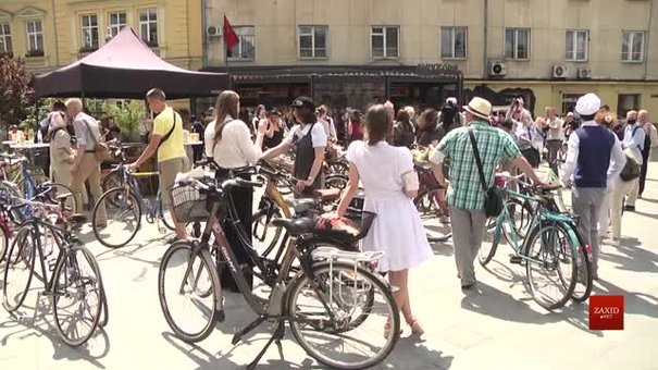 Львівські батяри і батярки влаштували ретро-велозабіг