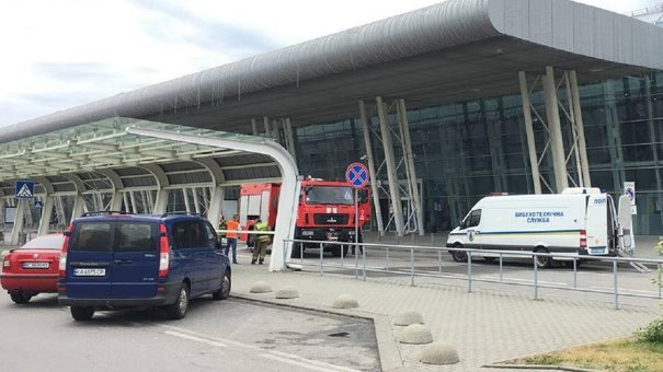 У львівському аеропорту підірвали покинуту сумку з ноутбуком
