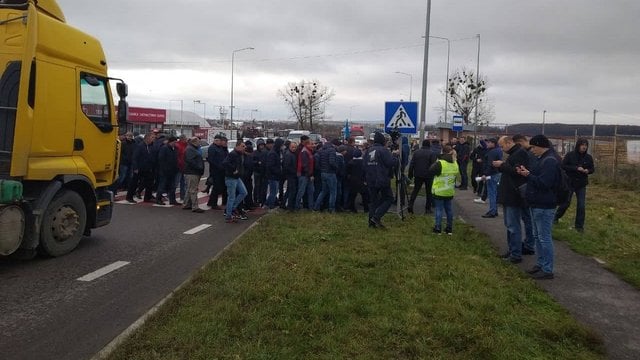 Протестувальники заблокували трасу Київ-Чоп у двох місцях на Львівщині