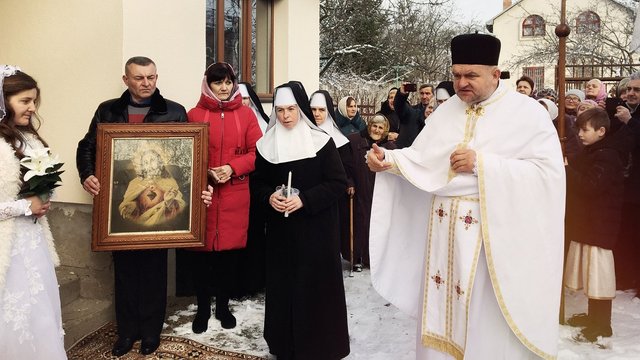 У Львові відлучений від церкви священик посвятив у монахині дівчину у весільній сукні