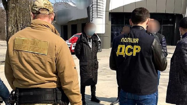 Поліція затримала рекетирів за вимагання понад 200 тис. грн від ...