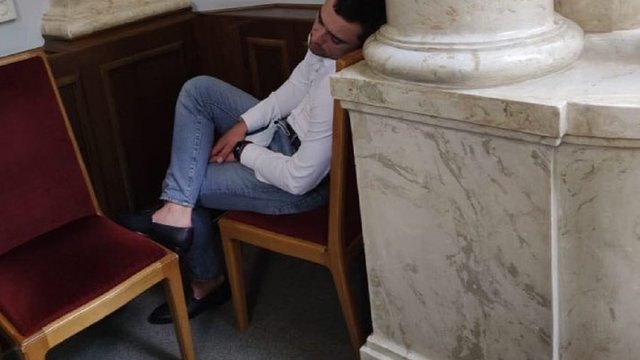 Дрогобицький нардеп Орест Саламаха заснув на засіданні Верховної ...