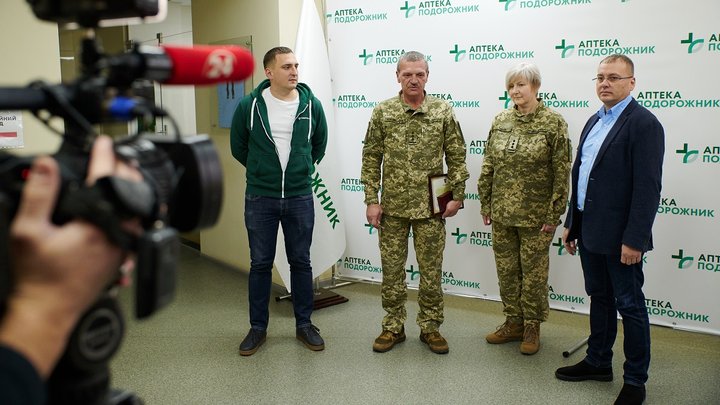 Міністр оборони нагородив медаллю команду мережі аптек «Подорожник»
