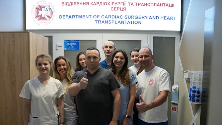 Львівські кардіохірурги провели першу в Україні операцію на серці за допомогою робота Da Vinci 