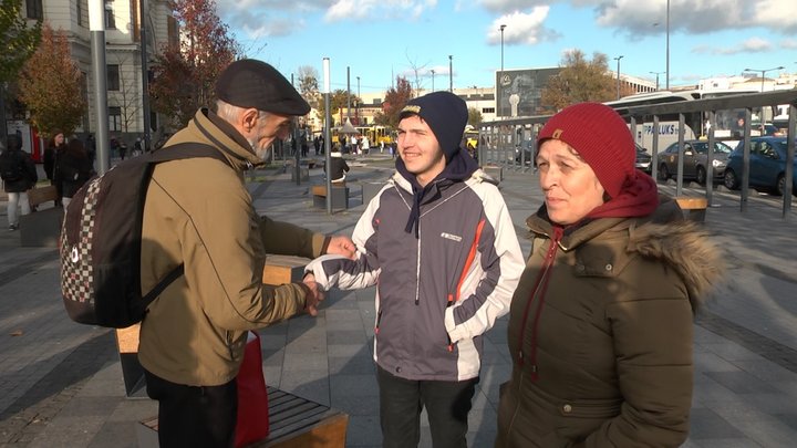 Сім'я шкільного вчителя із сином з інвалідністю вже тиждень ночує на львівському вокзалі