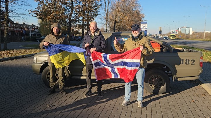 Норвезькі благодійники привезли для українських військових 19 автомобілів