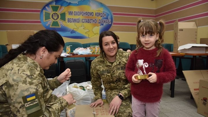 Прикордонники Львівщини разом з дітьми зібрали різдвяні пакунки для підрозділу «Шквал»