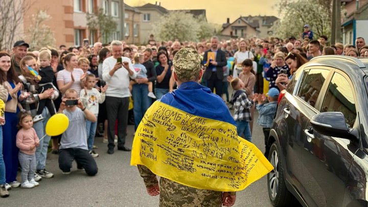 Звільненого з полону захисника з Львівщини зустріли в рідному селі. Відео дня