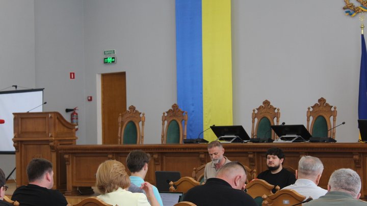«Дуже скоро постане питання або відселення 14 тисяч, або перенесення аеропорту»