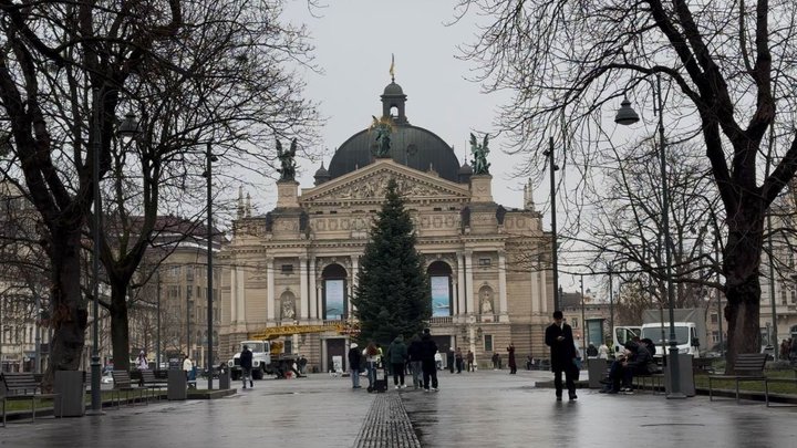 У Львові на площі перед Оперним театром встановили головну новорічну ялинку