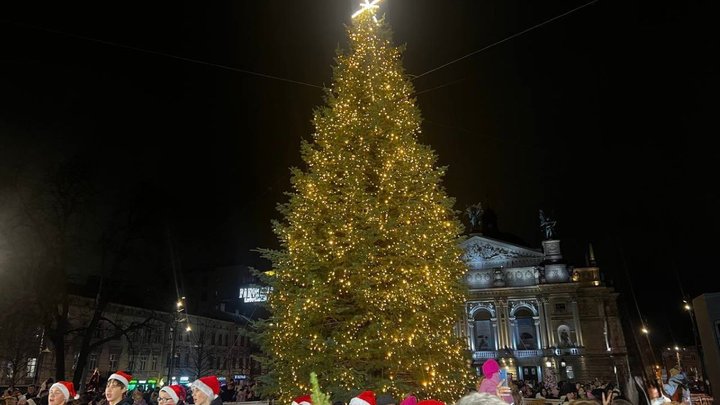 У центрі Львова засвітили головну різдвяну ялинку