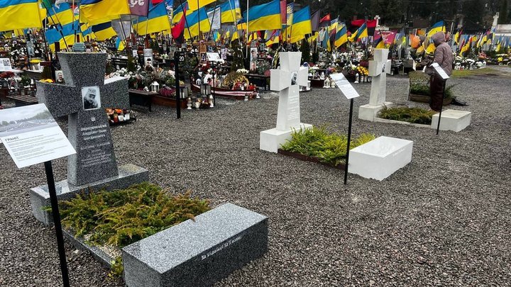 У Львові показали зразки намогильних плит майбутнього військового меморіалу