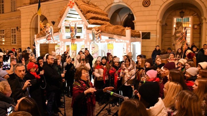 На пл. Ринок офіційно відкрили різдвяну шопку. Відео дня